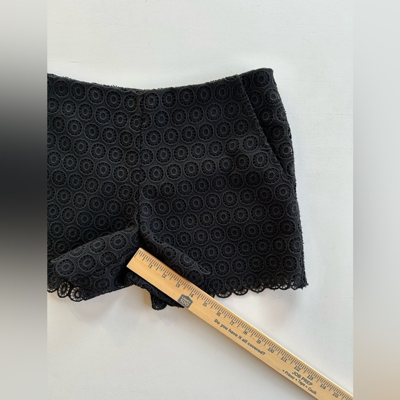 Trina Turk Eyelet Lace Appliqué Scalloped Shorts Black
Pockets Women's Size 2 - Picture 5 of 12